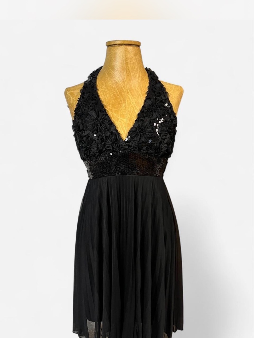 Elegant Black Backless Halter Cocktail Dress with Floral Bodice